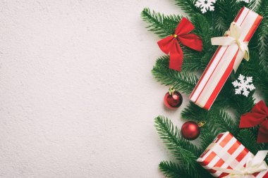 Noel süslemeleri, köknar ağacı dalları ve hediye kutusundaki karanlık masa. Kopyalama alanı olan üst görünüm çerçevesi.