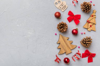 Yeni yıl kompozisyonu. Çam kozalaklı Noel dekoru. Kopyalama alanı olan üst görünüm.