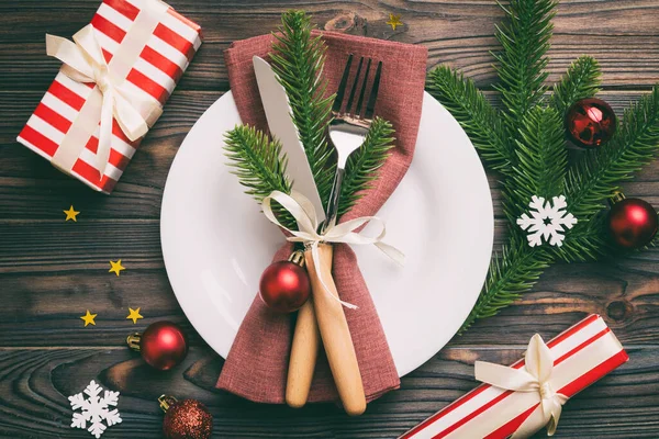 圣诞餐桌设置与圣诞装饰和盘子 叉子和勺子 圣诞节背景 顶部视图 — 图库照片