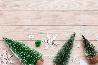 Renkli arka planda noel ağaçları olan düz kompozisyon. Kopyalama alanı olan üst görünüm.