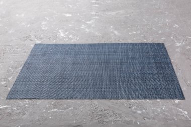 Çimento arka planındaki yemek için gri masa örtüsünün perspektif görüntüsü. Tasarımın için boş boşluk.