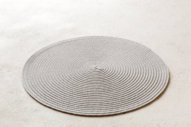 Çimento arka planında yemek için yuvarlak masa örtüsü manzarası. Tasarımın için boş boşluk.