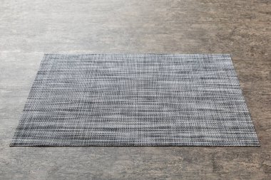 Çimento arka planındaki yemek için masa örtüsü perspektifi. Tasarımın için boş boşluk.