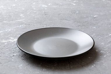 Çimento arka planındaki boş gri plakanın perspektif görüntüsü. Tasarımın için boş boşluk.