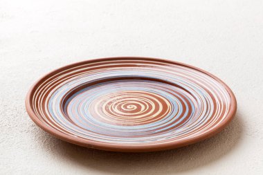 Çimento arka planındaki boş gri plakanın perspektif görüntüsü. Tasarımın için boş boşluk.