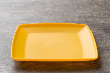 Beton zemin üzerinde boş kare plakanın perspektif görünümü. Tasarımın için boş boşluk.