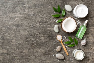 Hindistan cevizi yağı dolu kavanozlar ve renkli arka planda kozmetik kremi. Üst Manzara. Metnin için boş yer. Doğal spa Hindistan cevizi kozmetik ve organik tedavi konsepti Hindistan cevizi spa bileşimi.