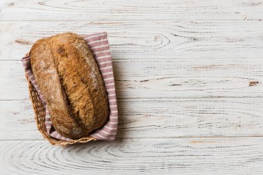 Doğal arka plana karşı sepette taze pişmiş ekmek. üstteki görünüm ekmek kopyalama alanı.