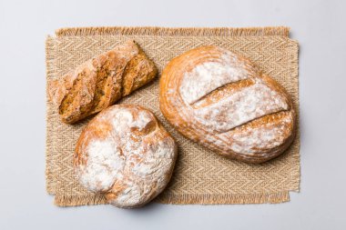 Kırsal masa manzaralı peçeteli taze pişmiş ekmek çeşitleri. Sağlıklı mayasız ekmek. Fransız ekmeği.