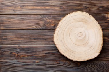 Çimento arka planında ahşap servis tepsisinin üst görüntüsü. Tasarımın için boş boşluk.