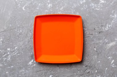 Çimento arka planındaki boş kare plakanın üst görünümü. Tasarımın için boş boşluk.