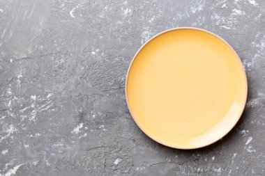 Çimento arka planındaki boş turuncu plakanın üst görüntüsü. Tasarımın için boş boşluk.