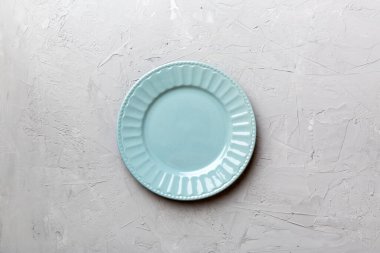 Ahşap zemin üzerinde boş ışık plakası üst görünümü. Tasarımın için boş boşluk.