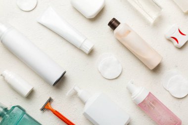 Banyo ürünleri için model düz yatak, spa jileti, diş macunu, sabun, jöle ve diğer çeşitli aksesuarlar. Cilt sağlığı için kozmetik. Logonuz için Bath Mockup.