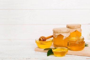 Renkli arkaplan görünümünde yapraklı bal ve bal kaplamalı bal metin ile üst görünüm.