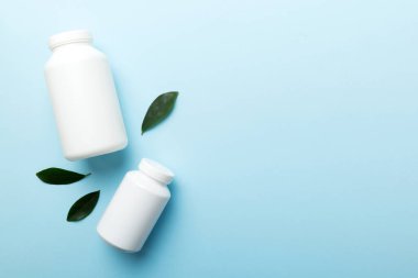 İlaçlar, ilaç şişesi, sağlık ve tıbbi destek. Vitamin hapları. Yeşil yapraklı vitaminler, doğal organik biyo takviyeler, fotokopi alanı..