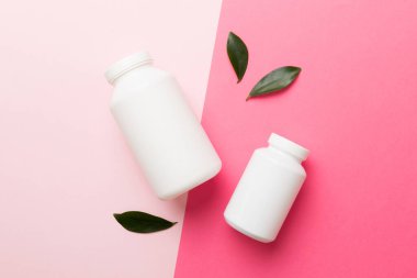 İlaçlar, ilaç şişesi, sağlık ve tıbbi destek. Vitamin hapları. Yeşil yapraklı vitaminler, doğal organik biyo takviyeler, fotokopi alanı..