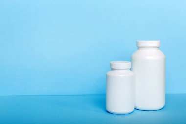 İlaçlar, ilaç şişesi, sağlık ve tıbbi destek. Vitamin hapları. Yeşil yapraklı vitaminler, doğal organik biyo takviyeler, fotokopi alanı..