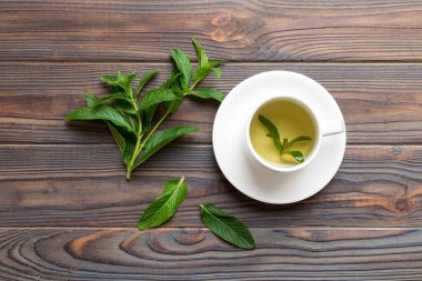 Arka planda bir fincan nane çayı. Fotokopi alanı ile taze nane görünümlü yeşil çay.
