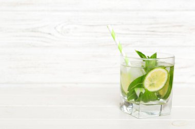 Mojito kokteyli. Limonlu, limonlu ve naneli mojito kokteylini uzun bir bardakta sopayla tazeliyorum..