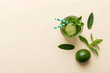 Caipirinha, Mojito kokteyli, limonlu votka veya soda, masa arkasında nane ve saman. Naneli, limonlu, cam manzaralı, ferahlatıcı bir içecek..