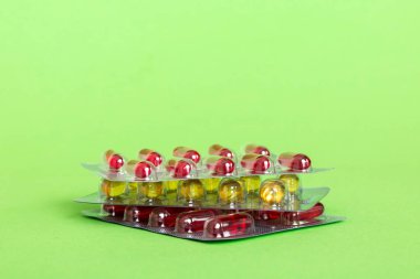 Bir sürü farklı hap kutusu istiflenmiş. Seçici Odaklanma. Haplı su toplayıcı haplar. Renkli pasaport paketleri. Su toplamış ilaç yığını. İlaç paketlerinde su toplamış..