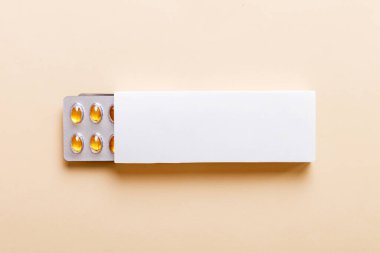 Boş Beyaz Ürün Paket Model Kutusu. Omega kabarcıklı üst görüşlü boş ilaç kutusunu aç.