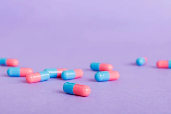Hromada Růžových Modrých Pilulek Barevném Pozadí Tablety Roztroušené Stole Hromada — Stock fotografie