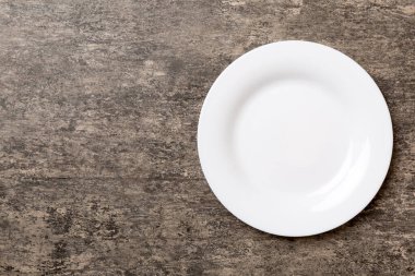 Beton zemin üzerinde boş ışık plakası üst görünümü. Tasarımın için boş boşluk.