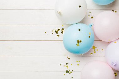 Arka planda yuvarlak balonlar ve konfetilerden oluşan çok renkli balonlar var. Doğum günü partisi geçmişi.