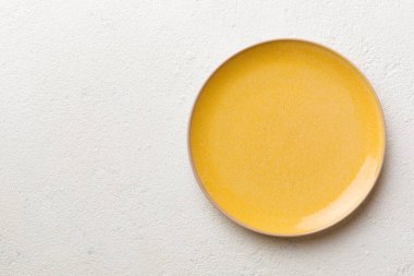 Çimento arka planındaki boş turuncu plakanın üst görüntüsü. Tasarımın için boş boşluk.