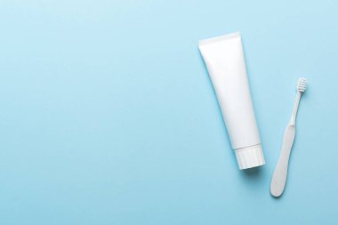 Renkli arka planda kopyalama alanı olan diş macunu ve üst görünümü. Düz yatıyordu. Diş hijyeni. Hafif arka planda ağız bakım ürünleri. Vücut bakımı kavramı.