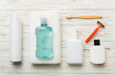 Banyo ürünleri için model düz yatak, spa jileti, diş macunu, sabun, jöle ve diğer çeşitli aksesuarlar. Cilt sağlığı için kozmetik. Logonuz için Bath Mockup.