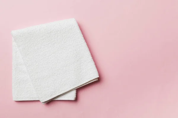 Draufsicht Auf Weiße Handtücher Mit Kopierraum Auf Farbigem Hintergrund — Stockfoto