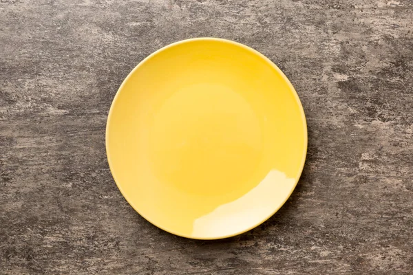 Κάτοψη Του Κενός Κίτρινου Πιάτου Φόντο Τσιμέντου Κενό Χώρο Για — Φωτογραφία Αρχείου