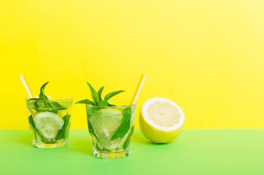 Mojito yaz serinletici buzlu ve naneli kokteyl. Limonlu, limonlu ve naneli mojito kokteyli..