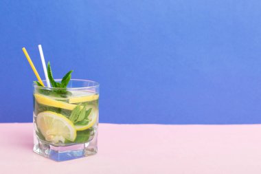 Mojito yaz serinletici buzlu ve naneli kokteyl. Limonlu, limonlu ve naneli mojito kokteyli..