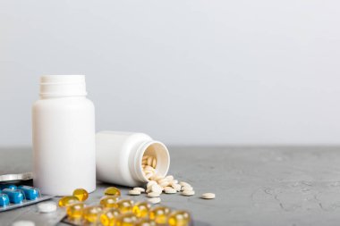 HIV enfeksiyonunun tedavisi için ilaç. Haplar, kapsüller ve masada savaş. Renkli arkaplanda kopyalama alanı olan farklı renkli tabletler.