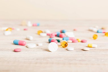 Çeşitli ilaç ve haplardan oluşan bir koleksiyon. Masa arkasında çeşitli ilaç hapları, haplar ve kapsüller var. Çeşitli ilaç tabletleri yığını. Sağlık hizmetleri.