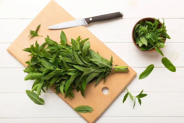 Bunch Fresh Mint Cutting Boards Colored Background Top View — Stock Photo, Image