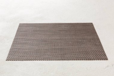 Çimento arka planındaki yemek için gri masa örtüsünün perspektif görüntüsü. Tasarımın için boş boşluk.