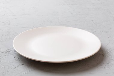 Ahşap zemin üzerinde boş ışık plakası perspektifi. Tasarımın için boş boşluk.