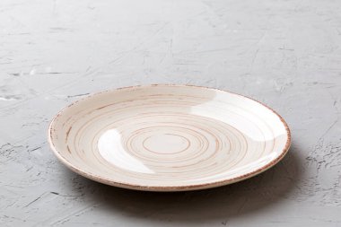 Ahşap zemin üzerinde boş ışık plakası perspektifi. Tasarımın için boş boşluk.