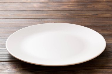 Ahşap zemin üzerinde boş ışık plakası perspektifi. Tasarımın için boş boşluk.