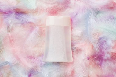 Spa kozmetik ürünleri, krem şişeleri, markalaşma modelleri, tüylü üst manzara. Düz yatıyordu.