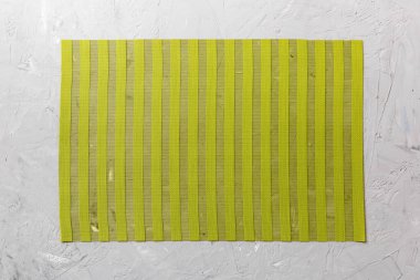 Çimento arka planındaki yiyecek için yeşil masa örtüsünün üst görüntüsü. Tasarımın için boş boşluk.