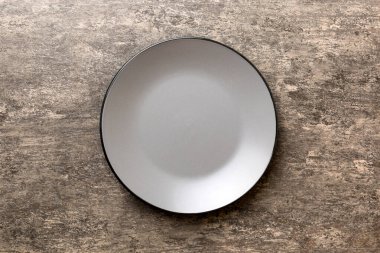 Çimento arka planındaki siyah plakanın üst görüntüsü. Tasarımın için boş boşluk.
