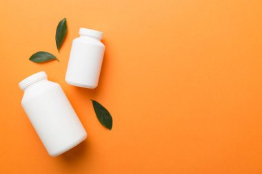 İlaçlar, ilaç şişesi, sağlık ve tıbbi destek. Vitamin hapları. Yeşil yapraklı vitaminler, doğal organik biyo takviyeler, fotokopi alanı..