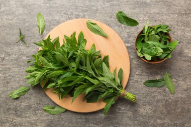 Renkli masada taze nane tomarı. Kopyalama alanı olan üst görünüm.