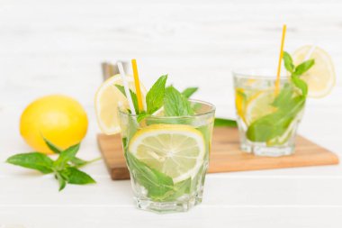 Mojito kokteyli. Limonlu, limonlu ve naneli mojito kokteylini uzun bir bardakta sopayla tazeliyorum..